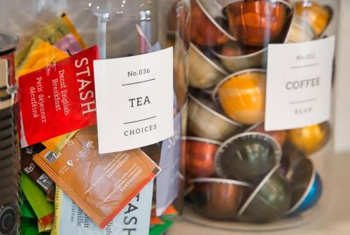 LUXURY VEGAS VILLA! CLOSE TO STRIP! Hot Tub, Heated Pool, Game Room