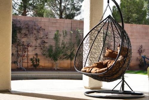 LUXURY VEGAS VILLA! CLOSE TO STRIP! Hot Tub, Heated Pool, Game Room