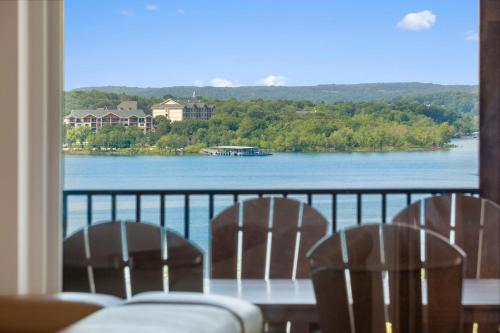 Amazing Views of Table Rock, Pvt Hot Tub, Theatre Room, Free Daily Tickets to Branson Attractions!