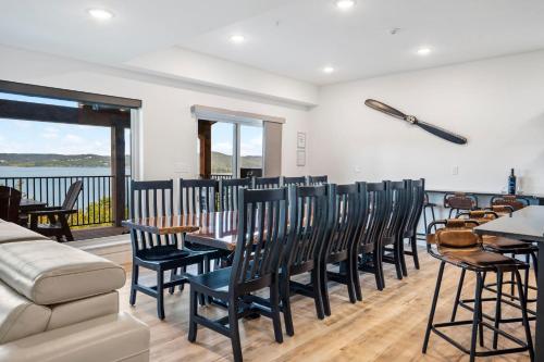 Amazing Views of Table Rock, Pvt Hot Tub, Theatre Room, Free Daily Tickets to Branson Attractions!