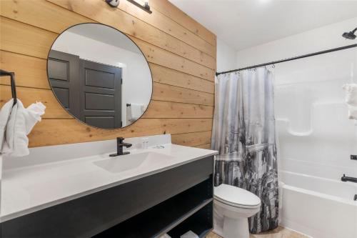 Amazing Views of Table Rock, Pvt Hot Tub, Theatre Room, Free Daily Tickets to Branson Attractions!