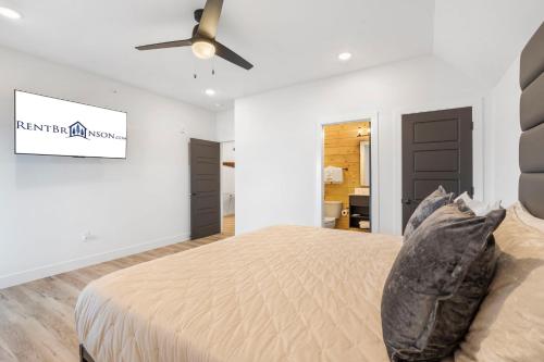 Amazing Views of Table Rock, Pvt Hot Tub, Theatre Room, Free Daily Tickets to Branson Attractions!