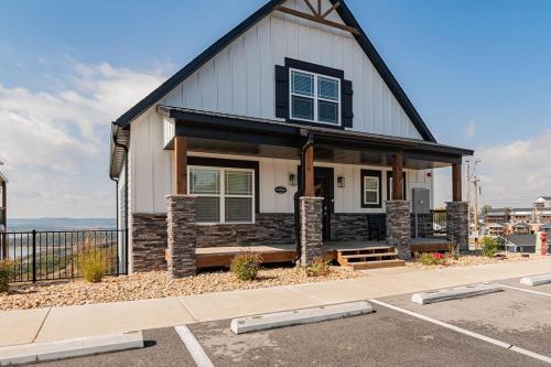 Picturesque Lake Views, Free Daily Attraction Tickets, Indoor/Outdoor Games & Private Hot Tub! in Branson, USA