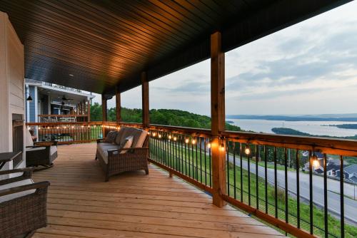 Picturesque Lake Views, Free Daily Attraction Tickets, Indoor/Outdoor Games & Private Hot Tub! in Branson, USA