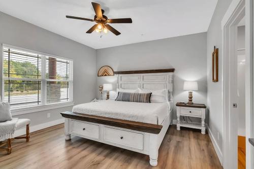 Picturesque Lake Views, Free Daily Attraction Tickets, Indoor/Outdoor Games & Private Hot Tub! in Branson, USA