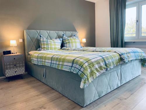 1 queen bed, 1 sofa bed