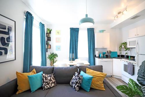 3 Minute Walk to Beach 2 Bedroom Apartment Family Friendly with No Pet Fee in Miami Beach, USA