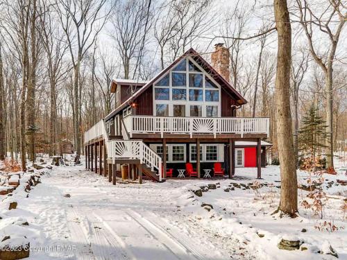 Poconos Dream Home Chalet- Game Room Hot Tub Fireplace in Locust Lakes Village, Vereinigte Staaten von Amerika