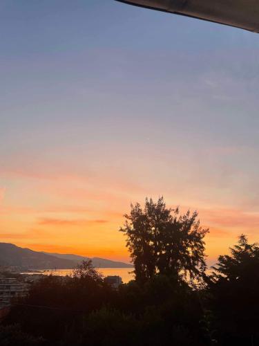 Charming little house, sea view and big terrace gîte à louer Roquebrune-Cap-Martin