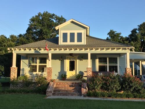 3 Bed, 2 and a half bath Gorgeous Coastal Home 1 block from beach! in Long Beach, Vereinigte Staaten von Amerika