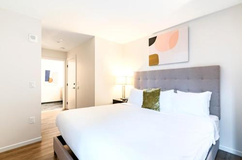 Exclusive 2BR Apt Downtown Seaport