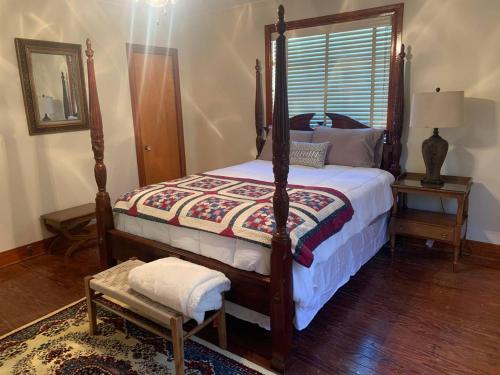 Short walk from Festival Acadien UL & Girard Park Short walk from Festival Acadien UL & Girard Park