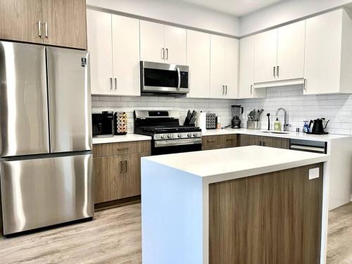 Silver Lake Stylish Penthouse One Bdrm with Parking included thumb 2