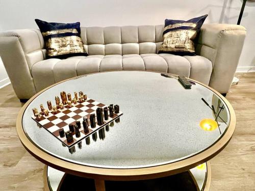 Silver Lake Stylish Penthouse One Bdrm with Parking included detail