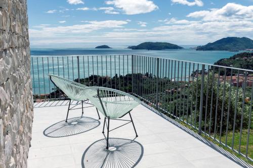 Torretta House, inside a Private Park, shared Pool, Tennis, AC, parking next home and parking in Lerici!