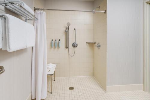 King Room with Sofa Bed and Adapted Tub - Mobility and Hearing Accessible
