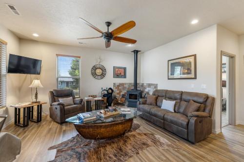Bogie Bungalow - Walk to lake bar & restaurant - Near golf course - AC - Fireplace - Pet Ok - image 3