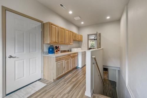 Bogie Bungalow - Walk to lake bar & restaurant - Near golf course - AC - Fireplace - Pet Ok - image 12