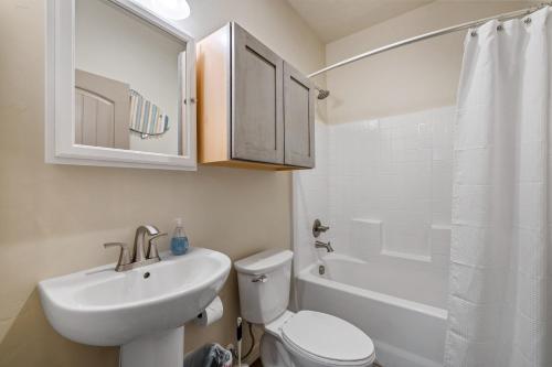 Bogie Bungalow - Walk to lake bar & restaurant - Near golf course - AC - Fireplace - Pet Ok - image 2