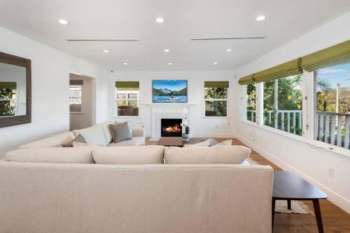 Luxurious 4BR Home with Parking, Fire pit & Patio in Los Angeles, USA