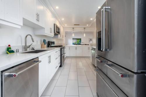 Luxurious 4BR Home with Parking, Fire pit & Patio in Los Angeles, USA