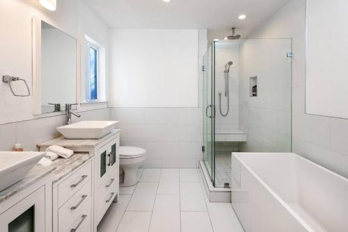 Luxurious 4BR Home with Parking, Fire pit & Patio in Los Angeles, USA