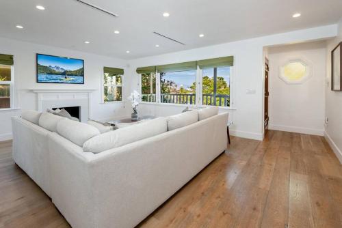 Luxurious 4BR Home with Parking, Fire pit & Patio in Los Angeles, USA