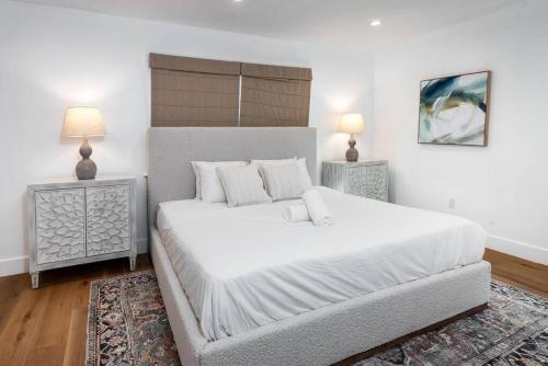 Luxurious 4BR Home with Parking, Fire pit & Patio in Los Angeles, USA