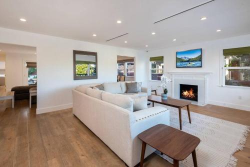 Luxurious 4BR Home with Parking, Fire pit & Patio in Los Angeles, USA