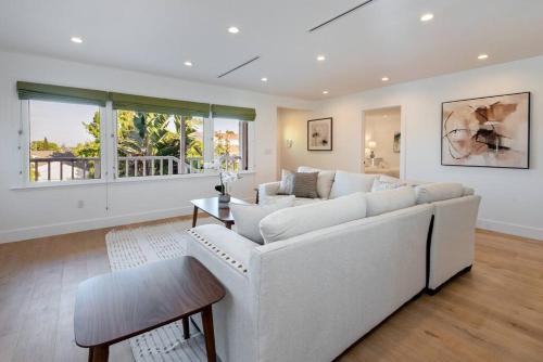 Luxurious 4BR Home with Parking, Fire pit & Patio in Los Angeles, USA