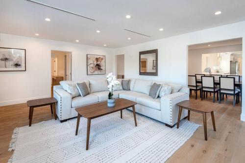 Luxurious 4BR Home with Parking, Fire pit & Patio in Los Angeles, USA