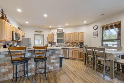 Bogie Bungalow - Walk to lake bar & restaurant - Near golf course - AC - Fireplace - Pet Ok - main image