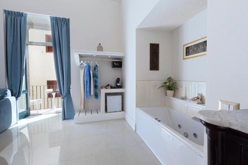 King Room with Spa Bath image 6
