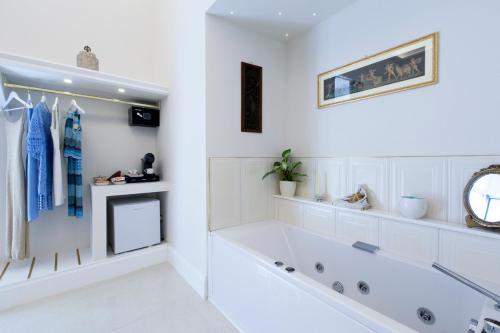 King Room with Spa Bath image 5
