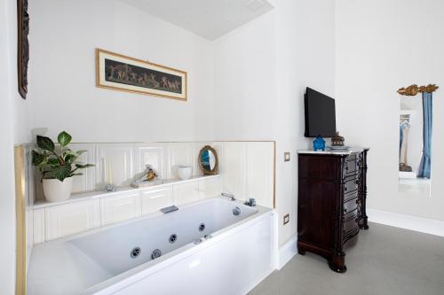 King Room with Spa Bath image 7