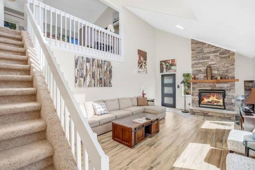 Alpine Haven Spacious Home with Deck & Pikes Peak Views in Woodland Park, USA