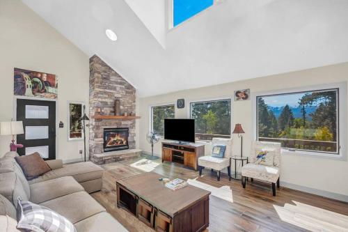 Alpine Haven Spacious Home with Deck & Pikes Peak Views in Woodland Park, USA