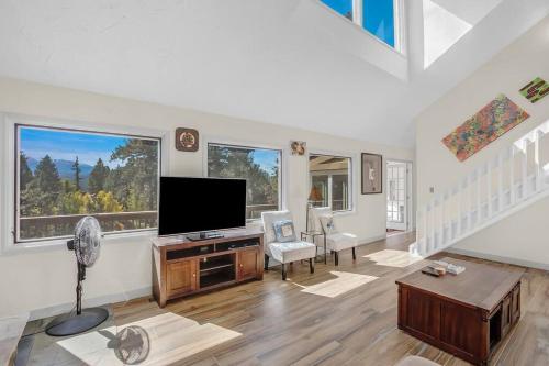Alpine Haven Spacious Home with Deck & Pikes Peak Views in Woodland Park, USA