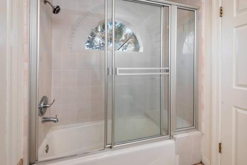 Chic Modern 2BR Apartment with Free Parking in LA in Los Angeles, USA