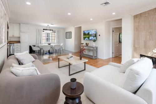 Chic Modern 2BR Apartment with Free Parking in LA in Los Angeles, USA
