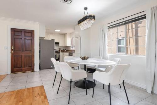 Chic Modern 2BR Apartment with Free Parking in LA in Los Angeles, USA