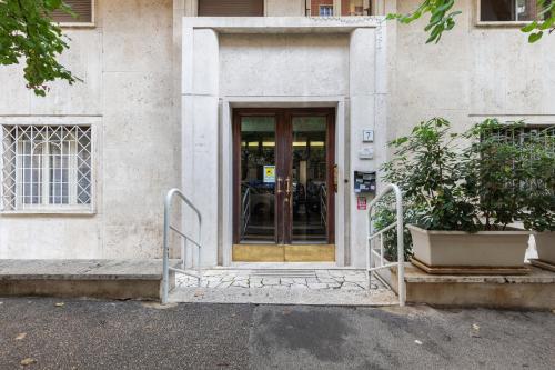 Hostly-Wood and Colors Rome Midtown-Just 7min to Colosseum, Rome (photo 4)