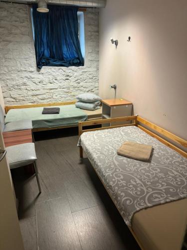 2 twin beds