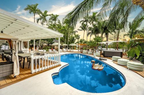 New Lakefront Villa with Sauna Cinema Pool Game Room Spa in West Palm Beach, USA