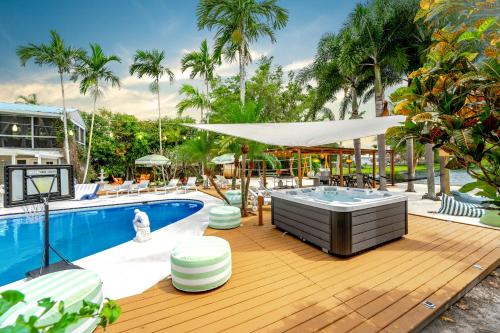 New Lakefront Villa with Sauna Cinema Pool Game Room Spa in West Palm Beach, USA