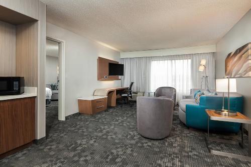1 Bedroom Executive Suite, 1 King, Sofa bed