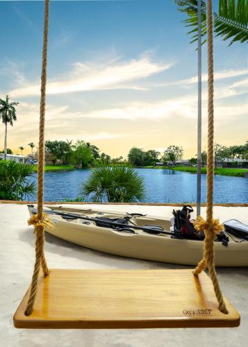 New Lakefront Villa with Sauna Cinema Pool Game Room Spa in West Palm Beach, USA