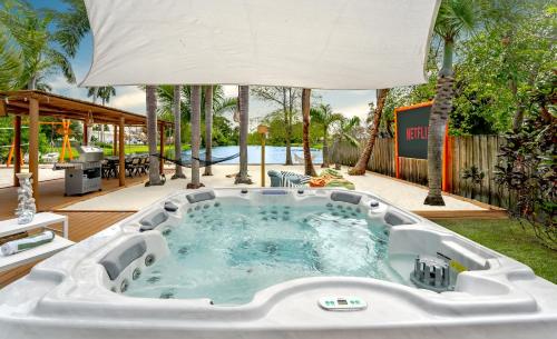 New Lakefront Villa with Sauna Cinema Pool Game Room Spa in West Palm Beach, USA