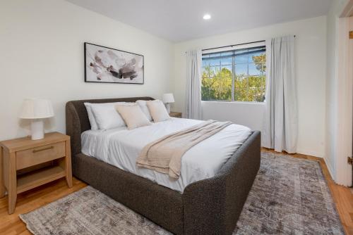 Chic Modern 2BR Apartment with Free Parking in LA in Los Angeles, USA