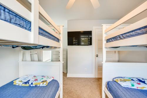 Spacious Home with Dock on Lake Leelanau! in Suttons Bay, USA